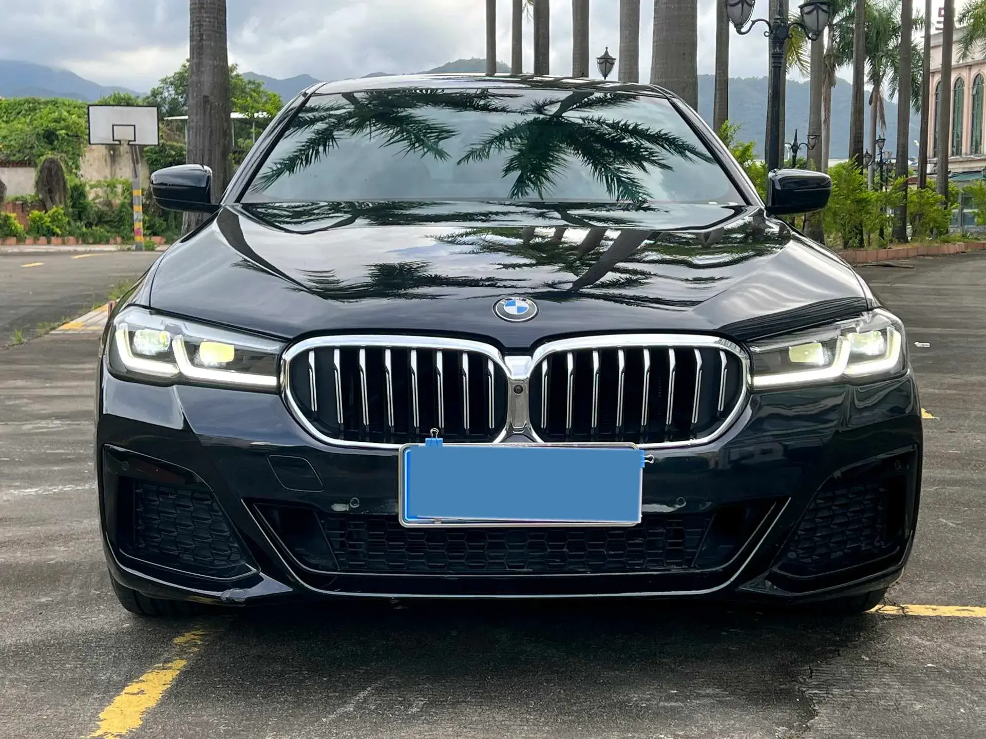 2022 BMW 5 thumbnail 2