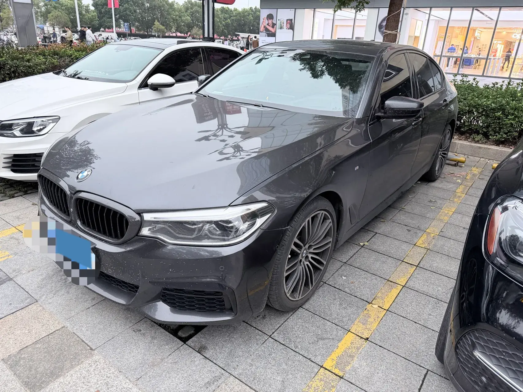 2020 BMW 5 view 1