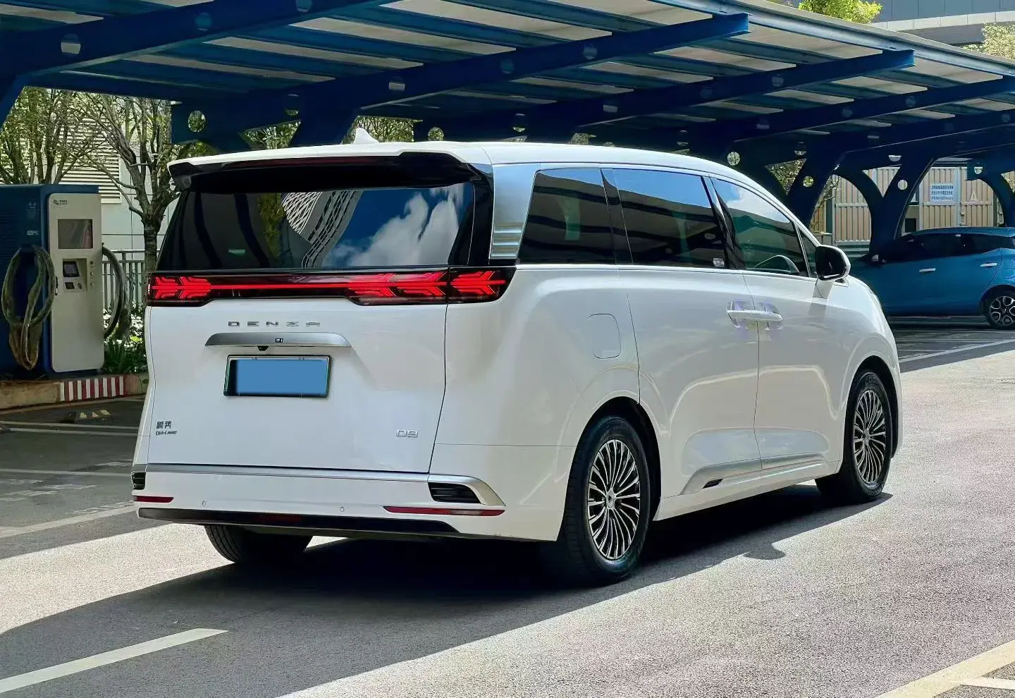 2024 DENZA D9 thumbnail 4