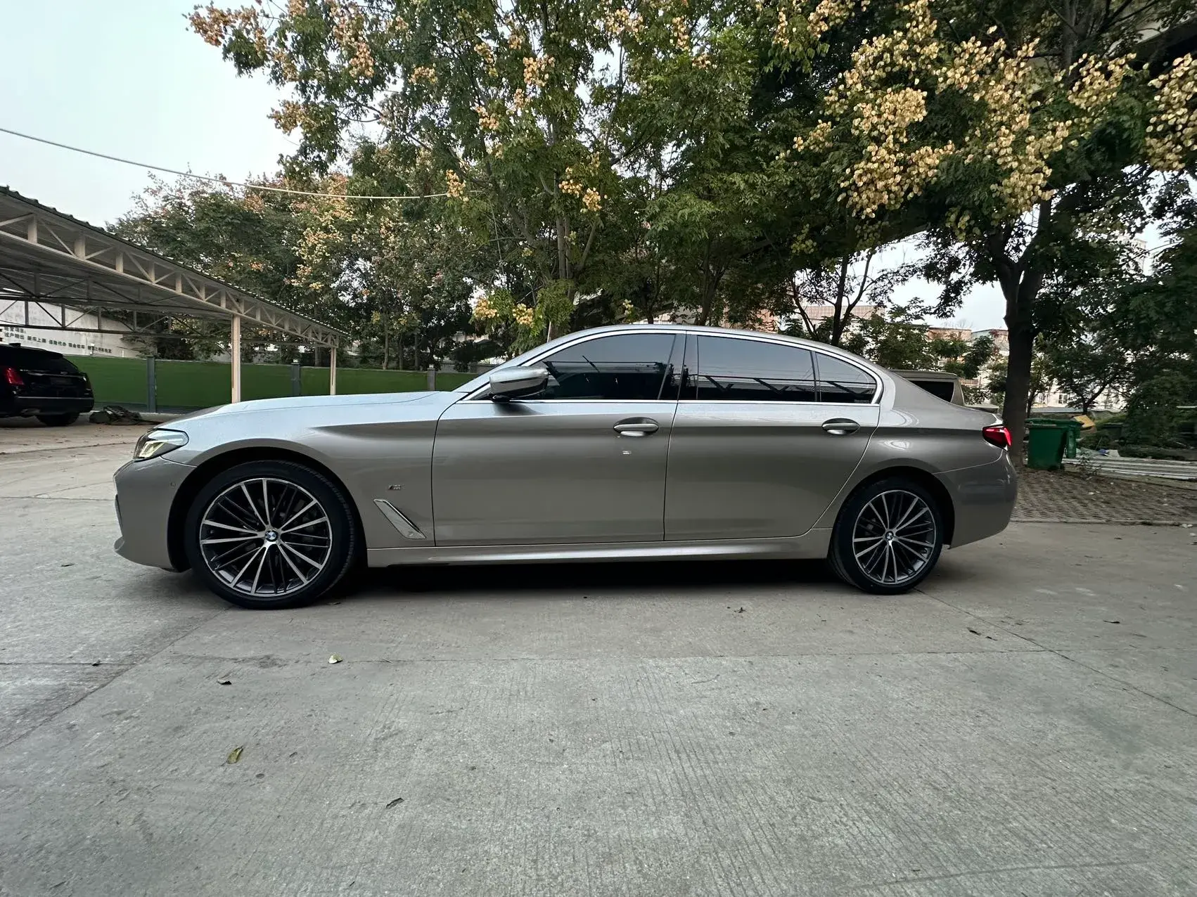 2022 BMW 5 thumbnail 3