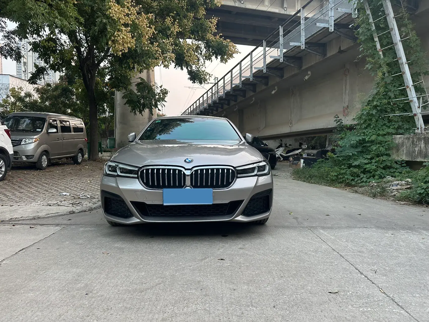 2022 BMW 5 thumbnail 2