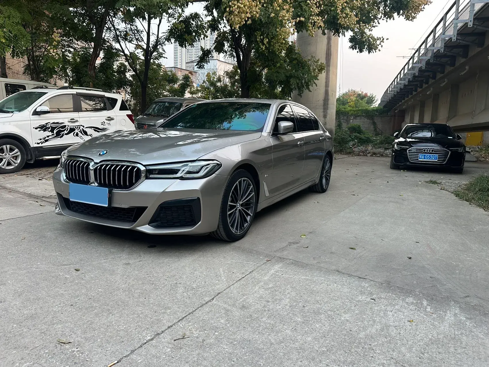 2022 BMW 5 view 1