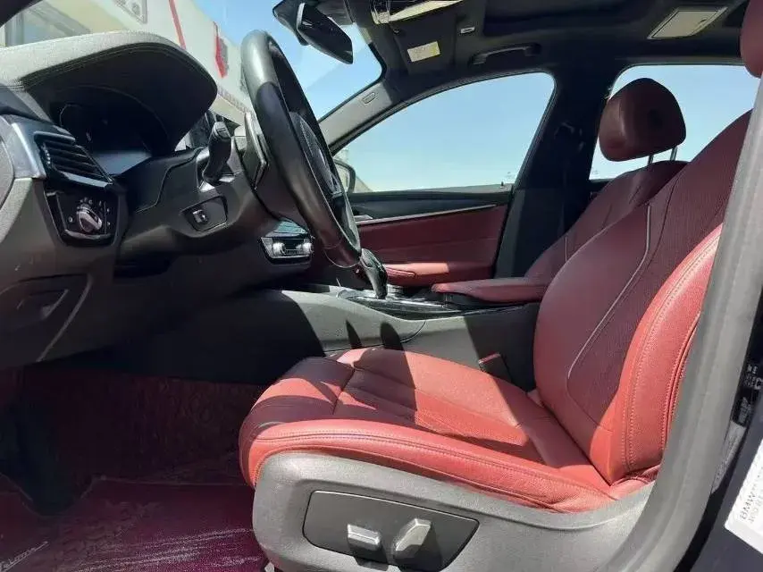 2021 BMW 5 thumbnail 4