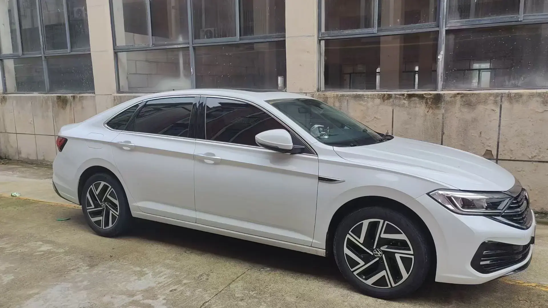 2023 VOLKSWAGEN SAGITAR thumbnail 3