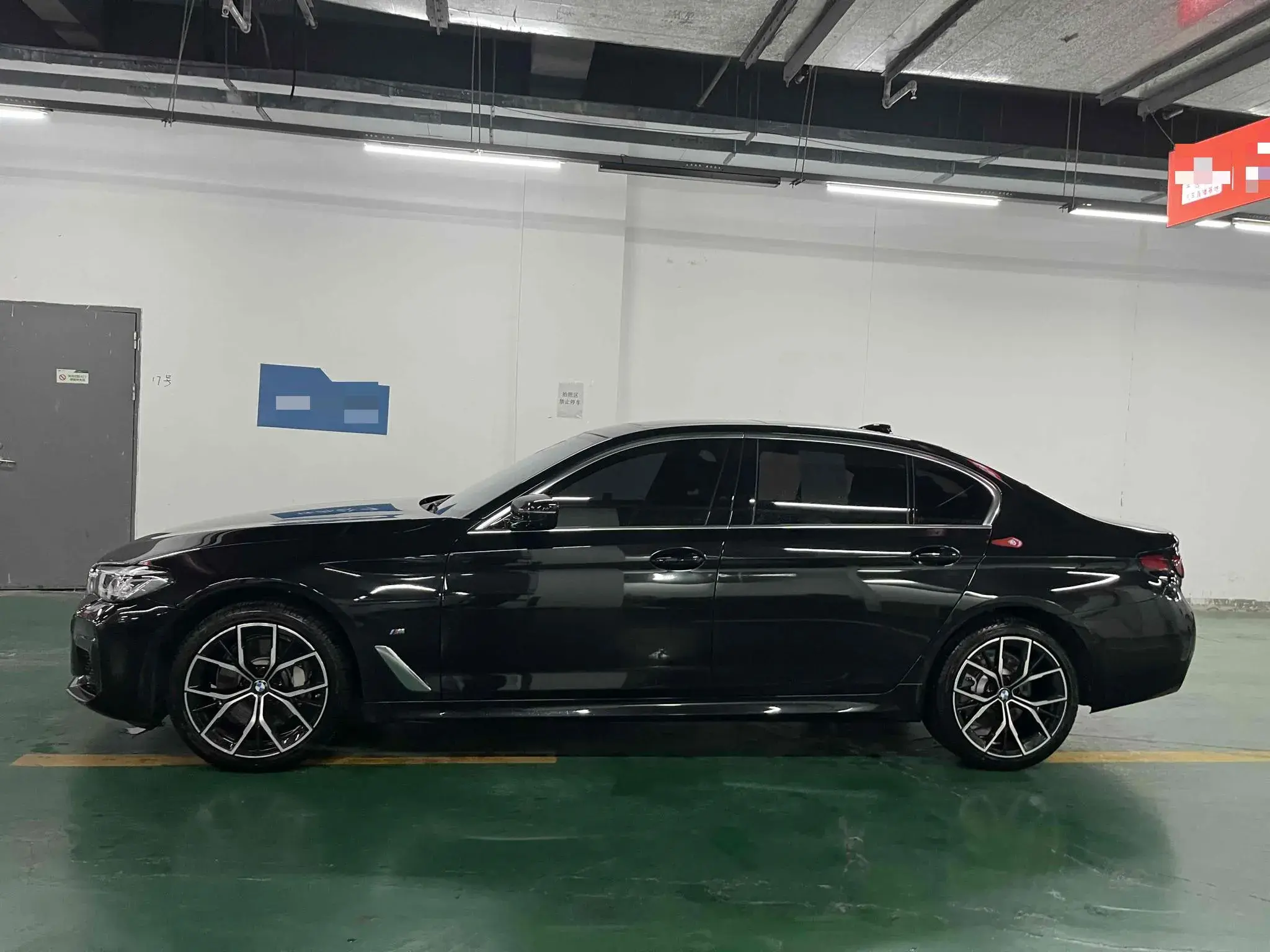 2022 BMW 5 thumbnail 2