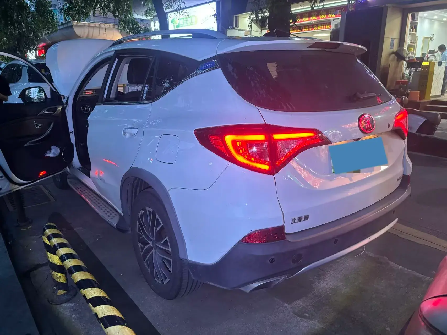 2017 BYD SONG thumbnail 4