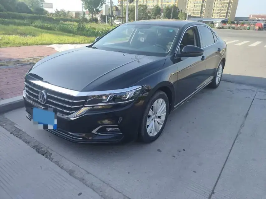 2019 VOLKSWAGEN PASSAT view 1