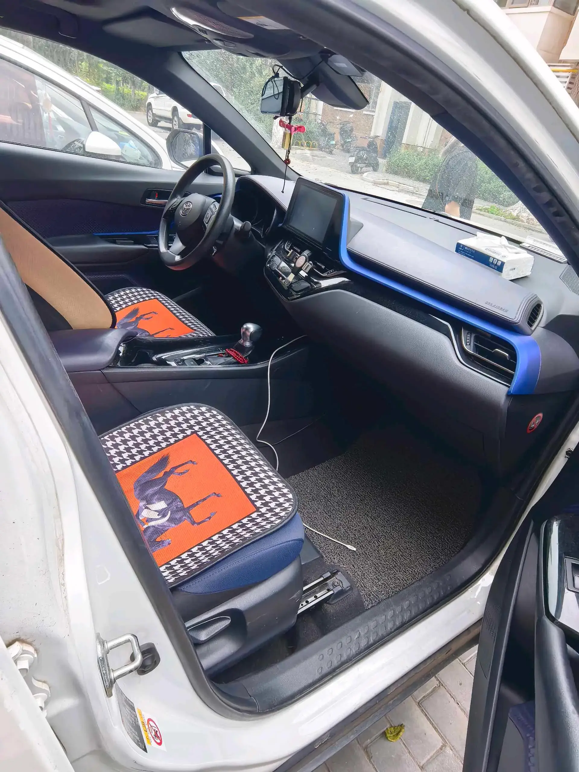 2018 TOYOTA C-HR thumbnail 3