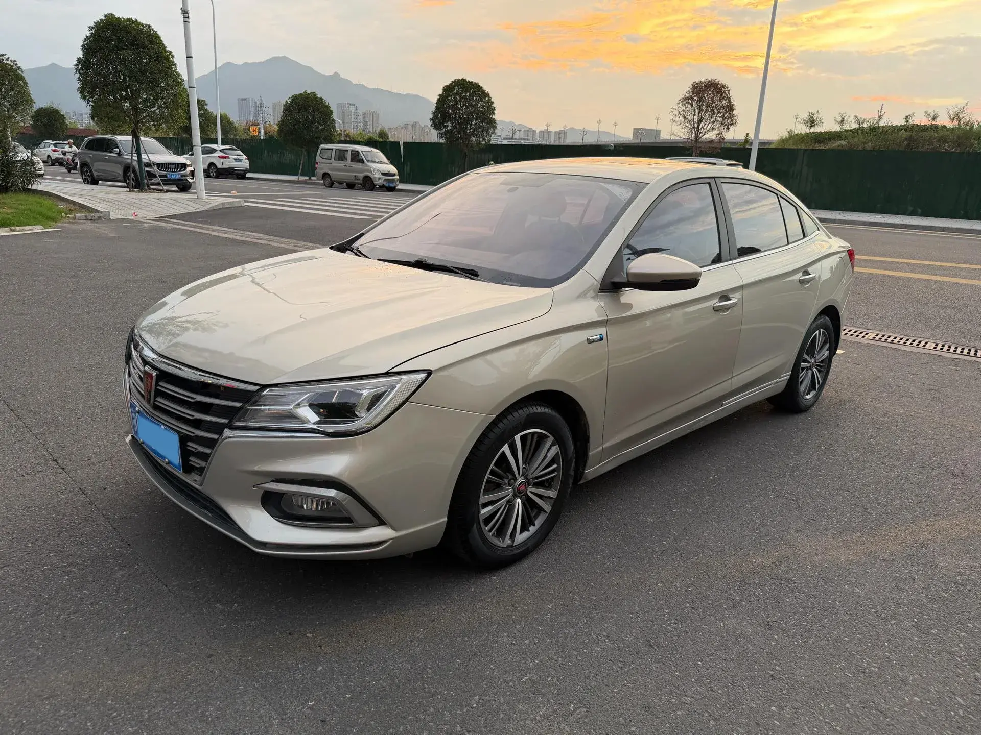 2019 ROEWE I5 view 1