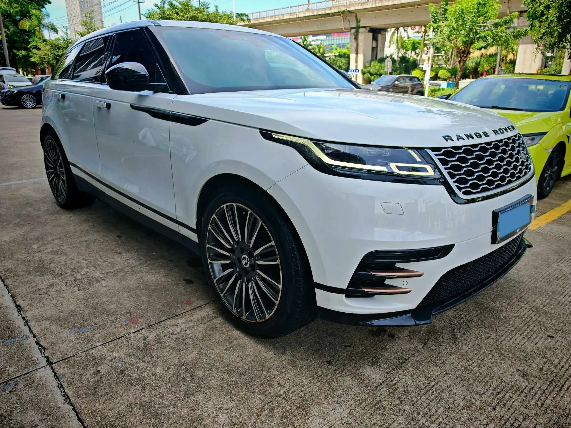 2018 LAND ROVER thumbnail 2