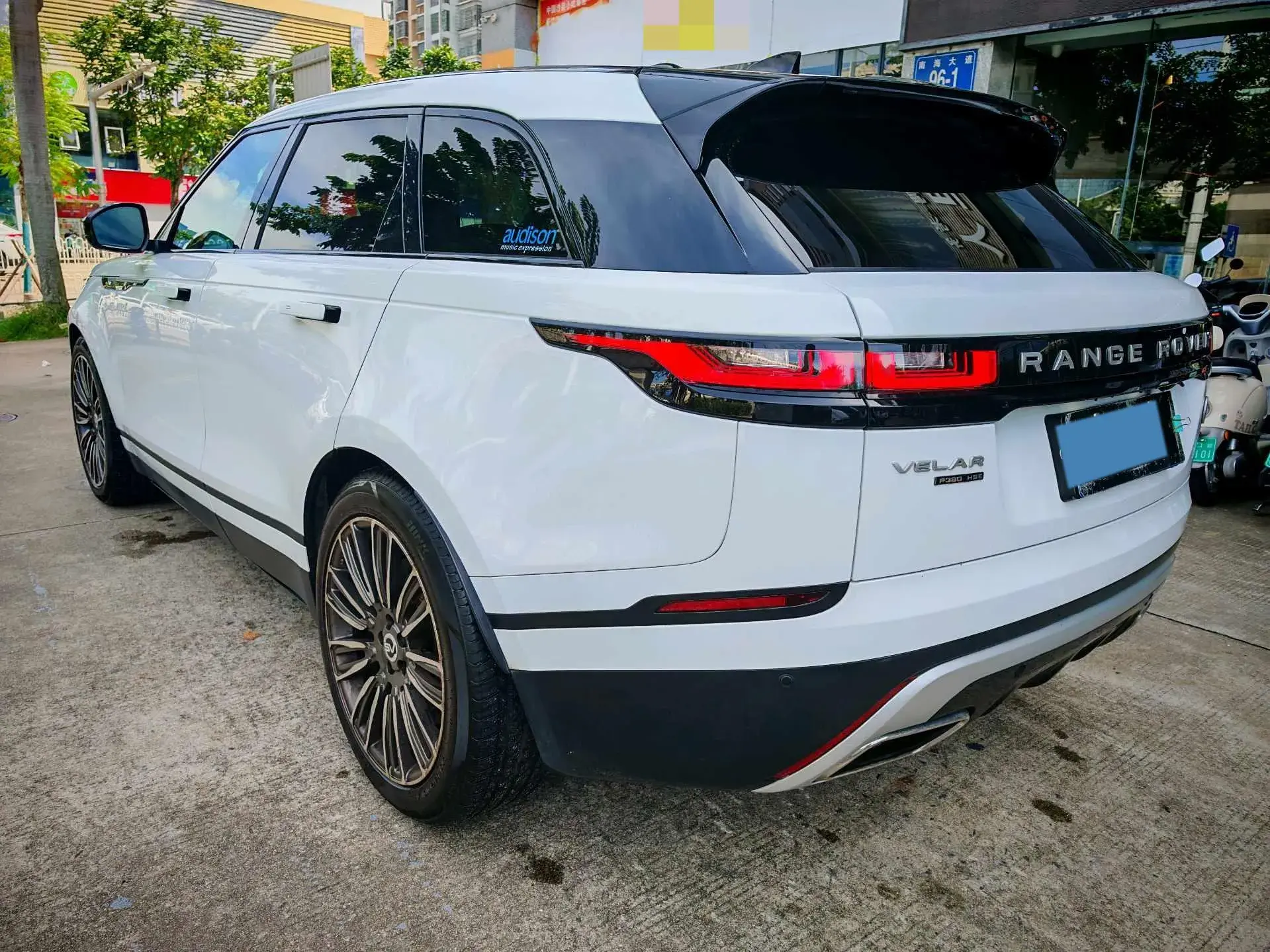 2018 LAND ROVER thumbnail 4