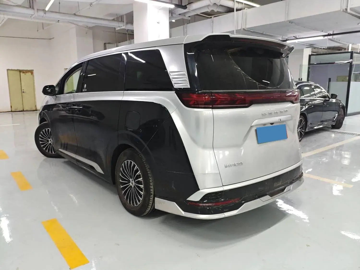 2022 DENZA D9 thumbnail 4