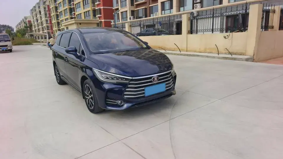 2017 BYD SONG thumbnail 3