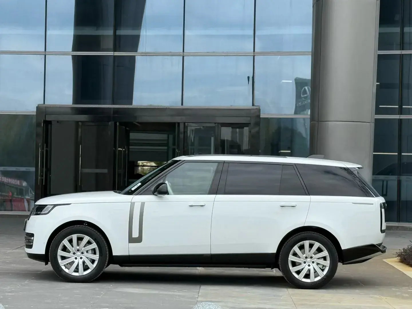 2025 LAND ROVER thumbnail 3