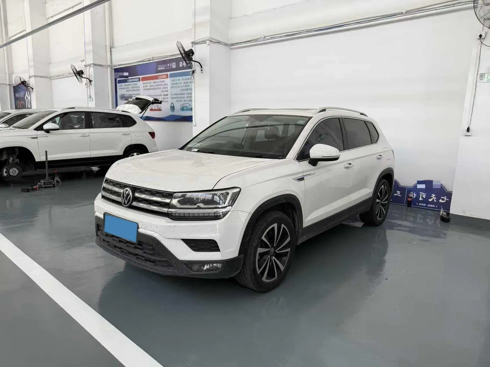 2021 VOLKSWAGEN THARU view 1