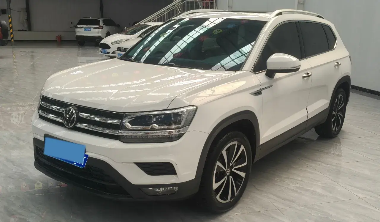 2021 VOLKSWAGEN THARU view 1