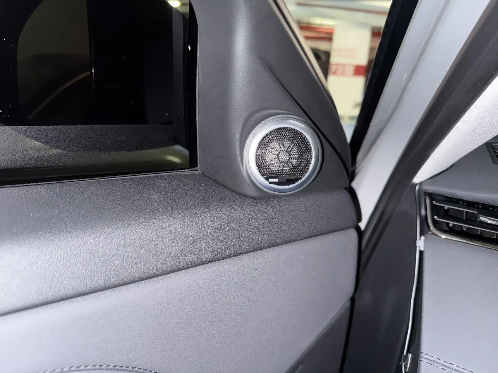 2023 LAND ROVER thumbnail 3