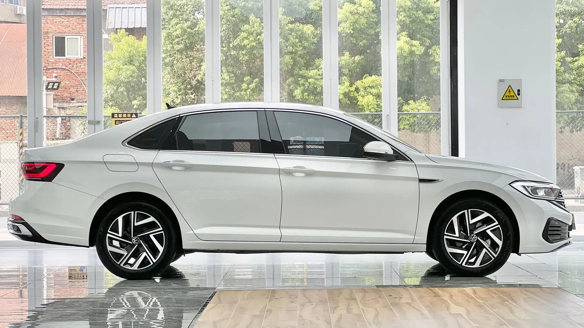 2024 VOLKSWAGEN SAGITAR thumbnail 4