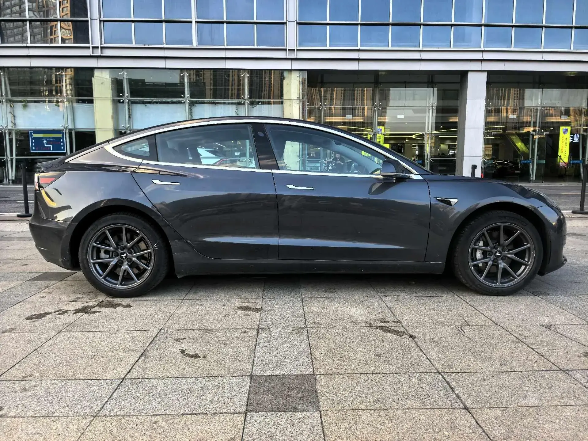 2019 TESLA MODEL thumbnail 4