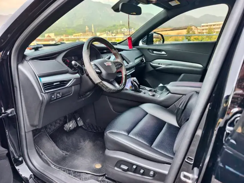 2021 CADILLAC XT4 thumbnail 4