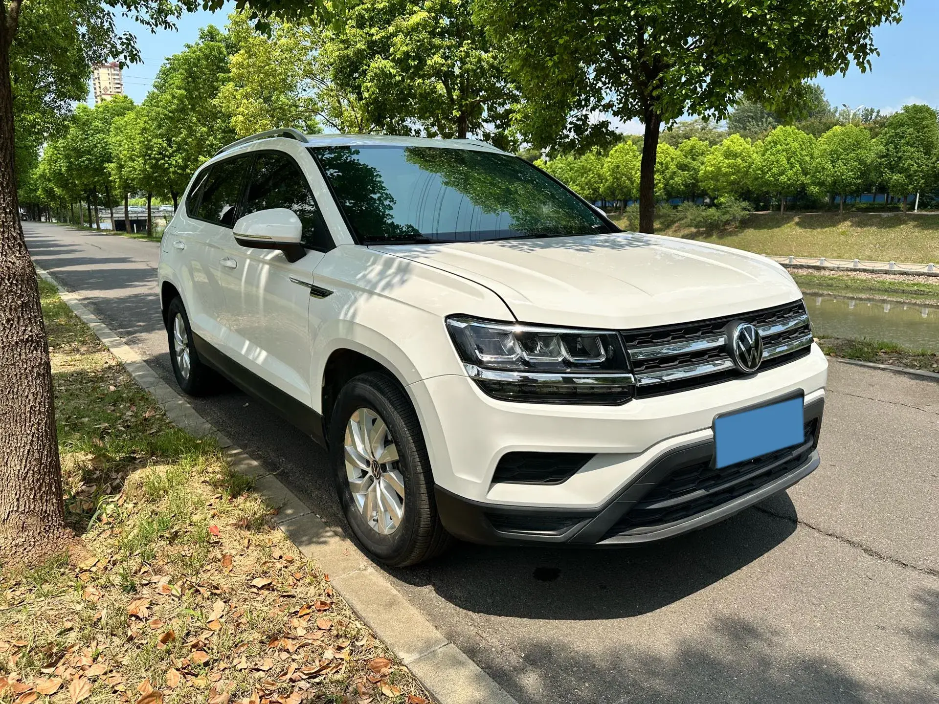 2021 VOLKSWAGEN THARU thumbnail 3