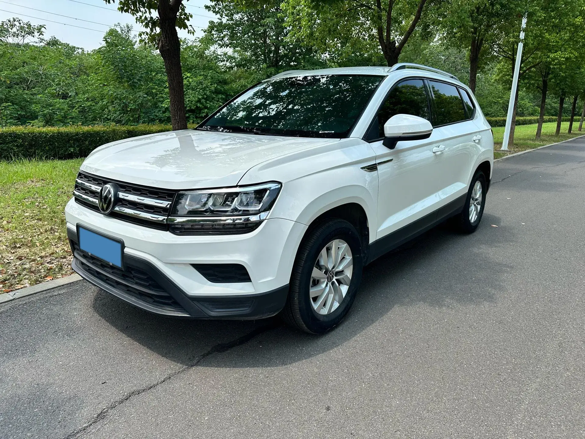 2021 VOLKSWAGEN THARU view 1