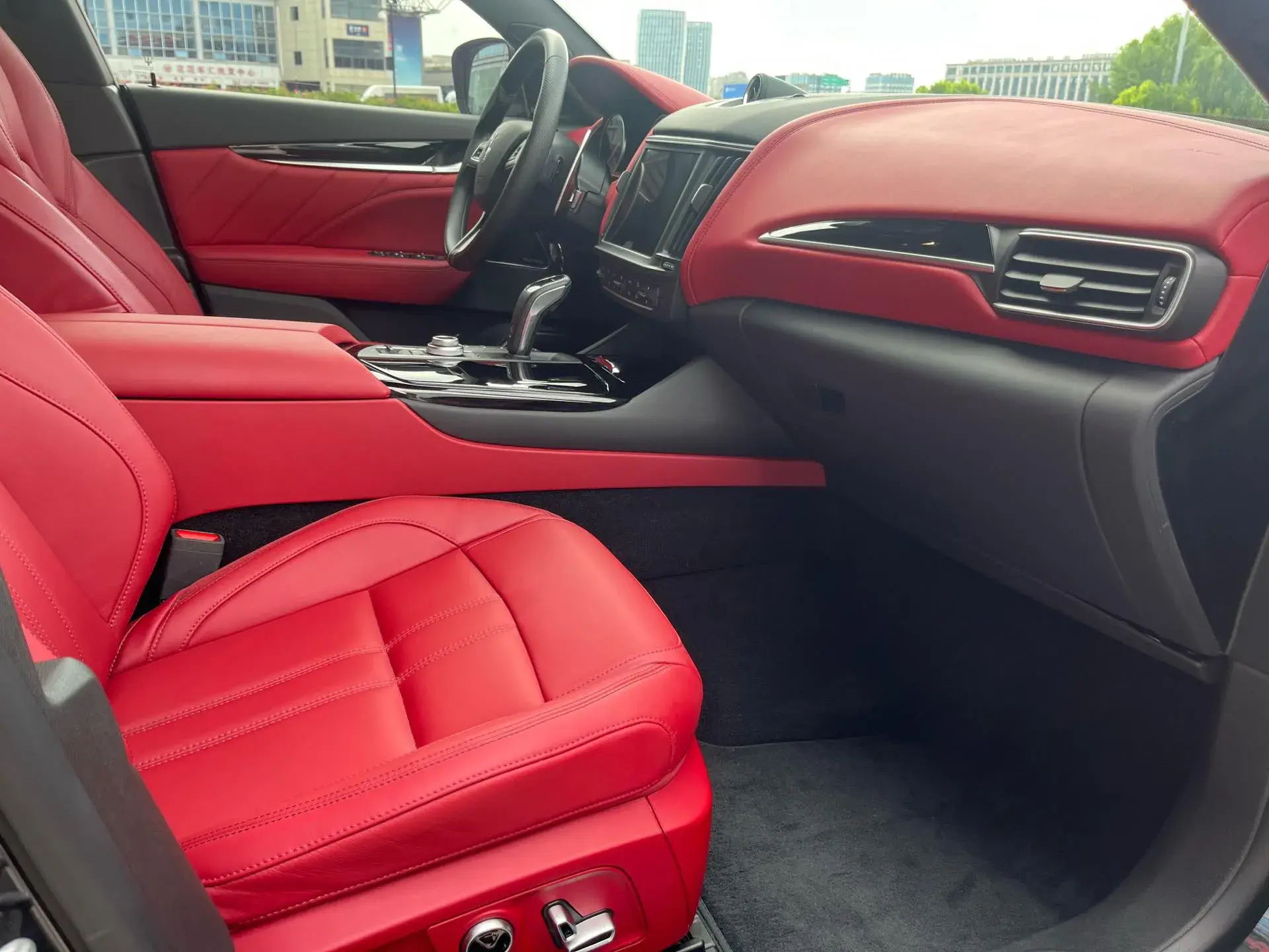 2022 MASERATI LEVANTE thumbnail 4