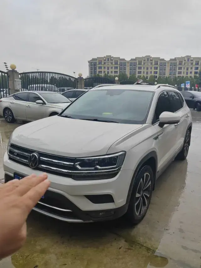 2022 VOLKSWAGEN THARU view 1