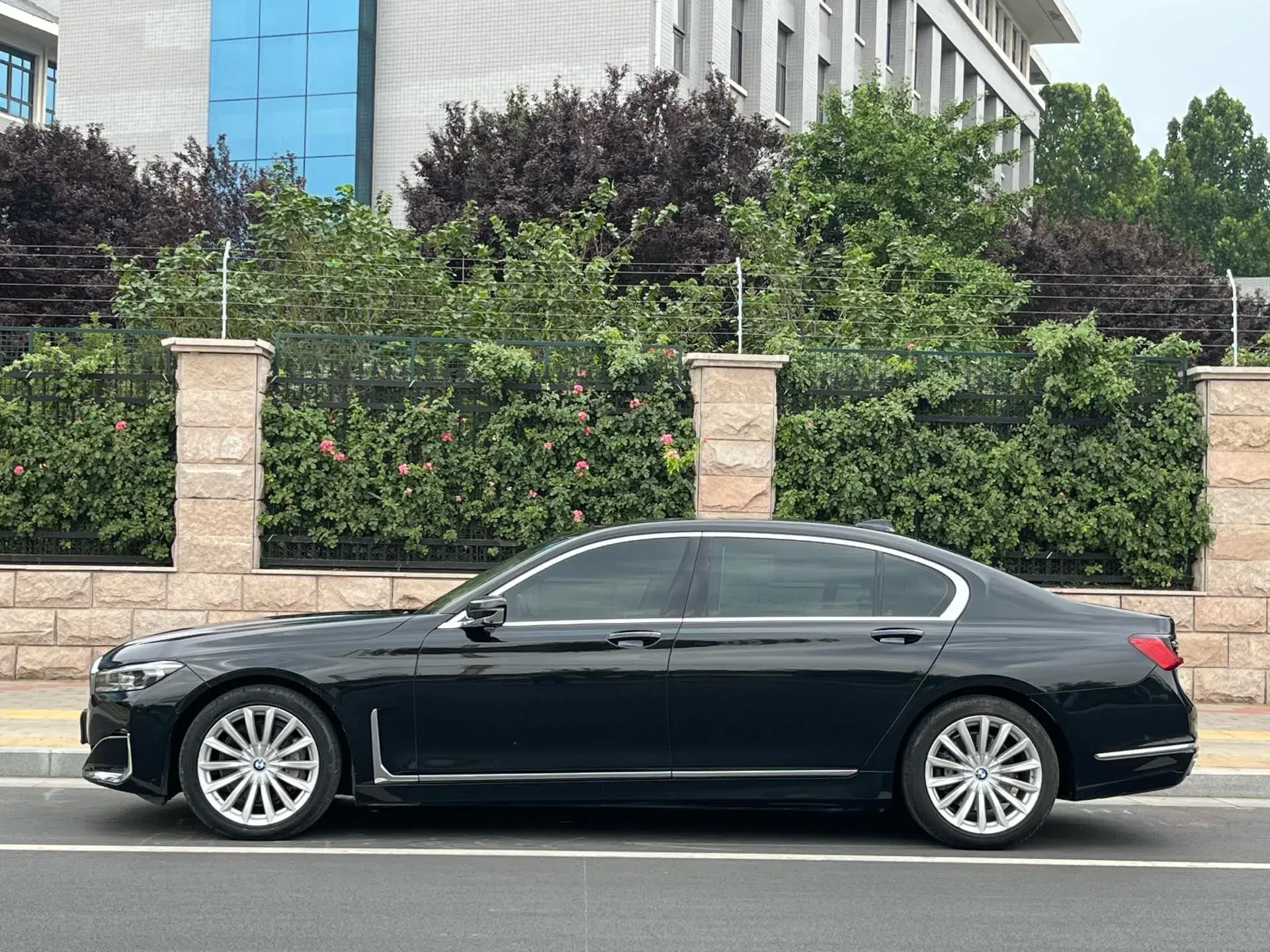 2019 BMW 7 thumbnail 3