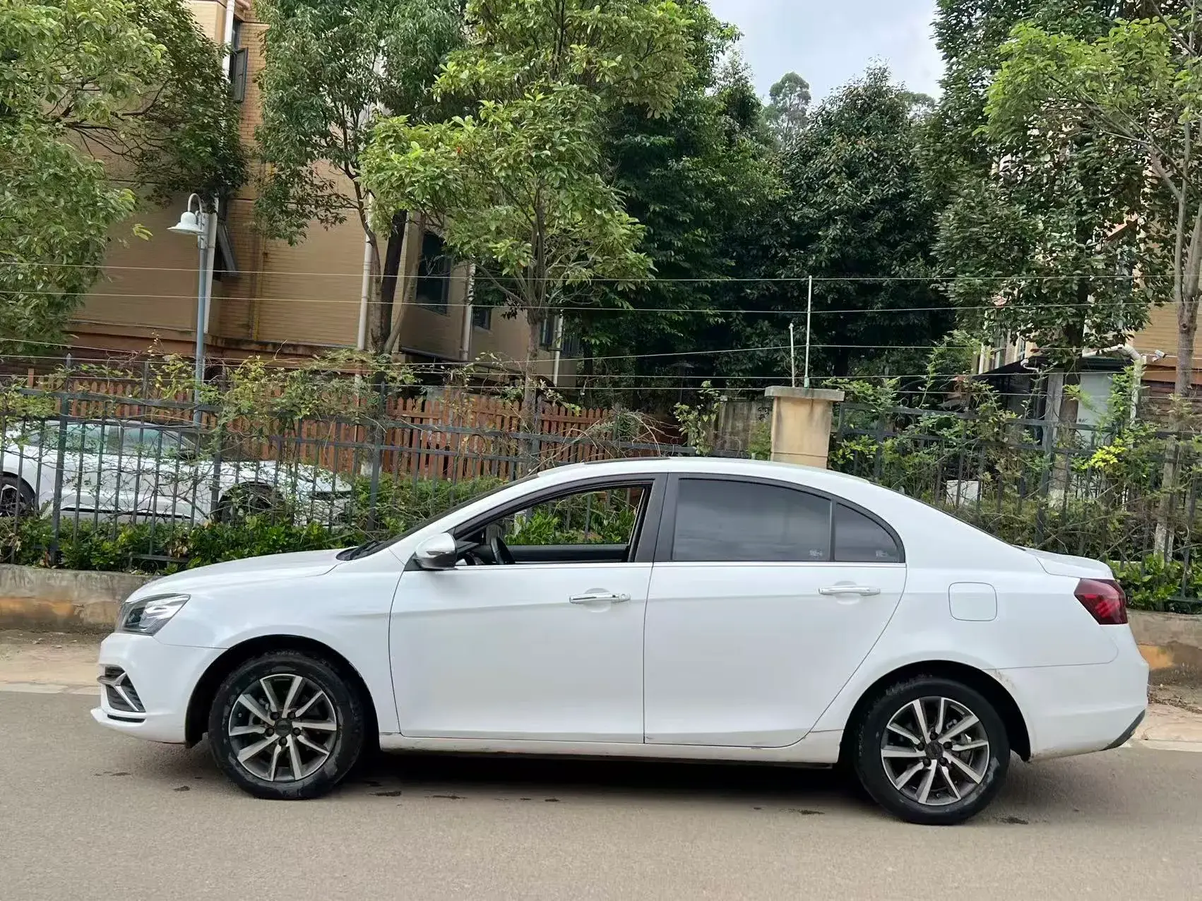 2019 GEELY EMGRAND thumbnail 3