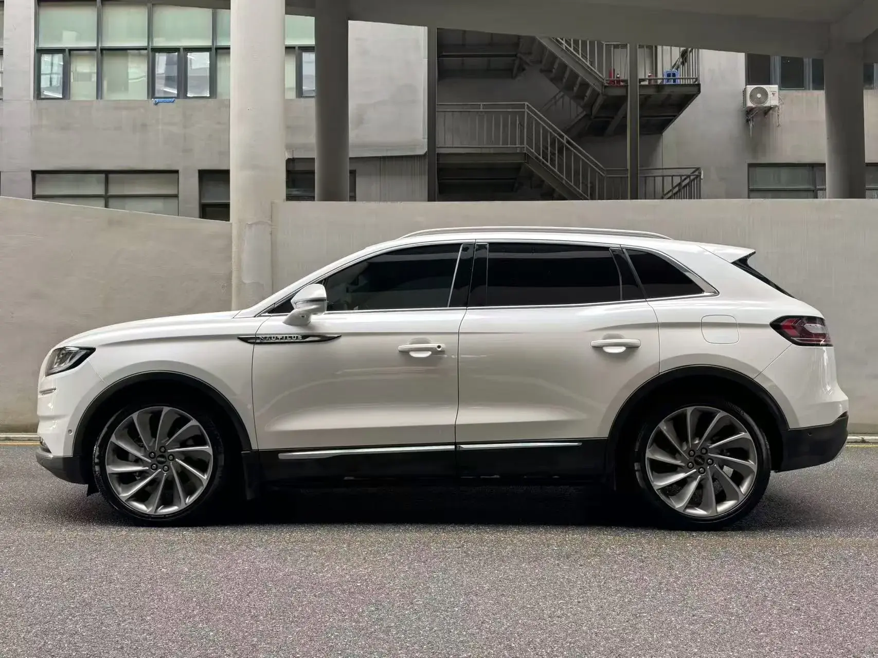 2021 LINCOLN NAUTILUS thumbnail 3