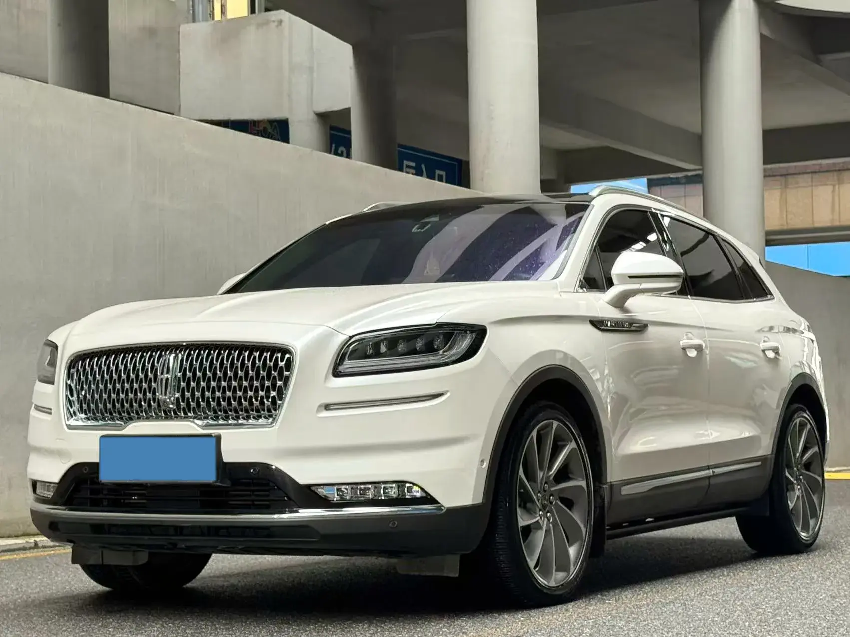2021 LINCOLN NAUTILUS view 1