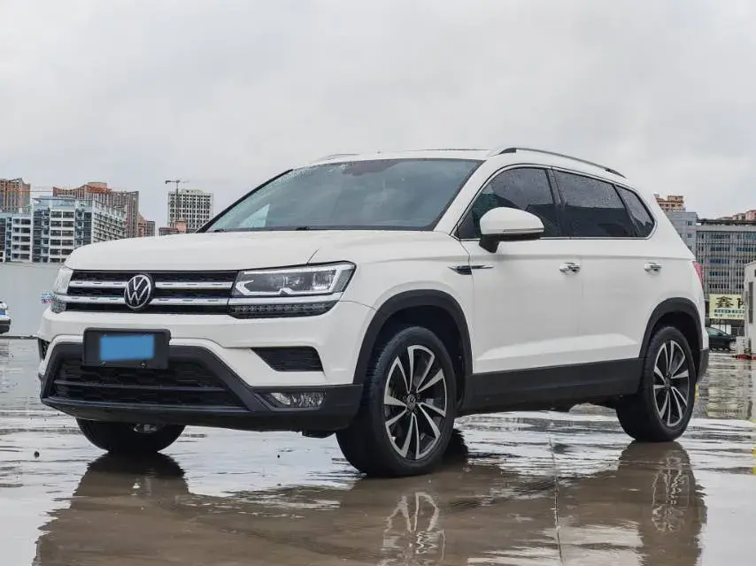 2021 VOLKSWAGEN THARU view 1