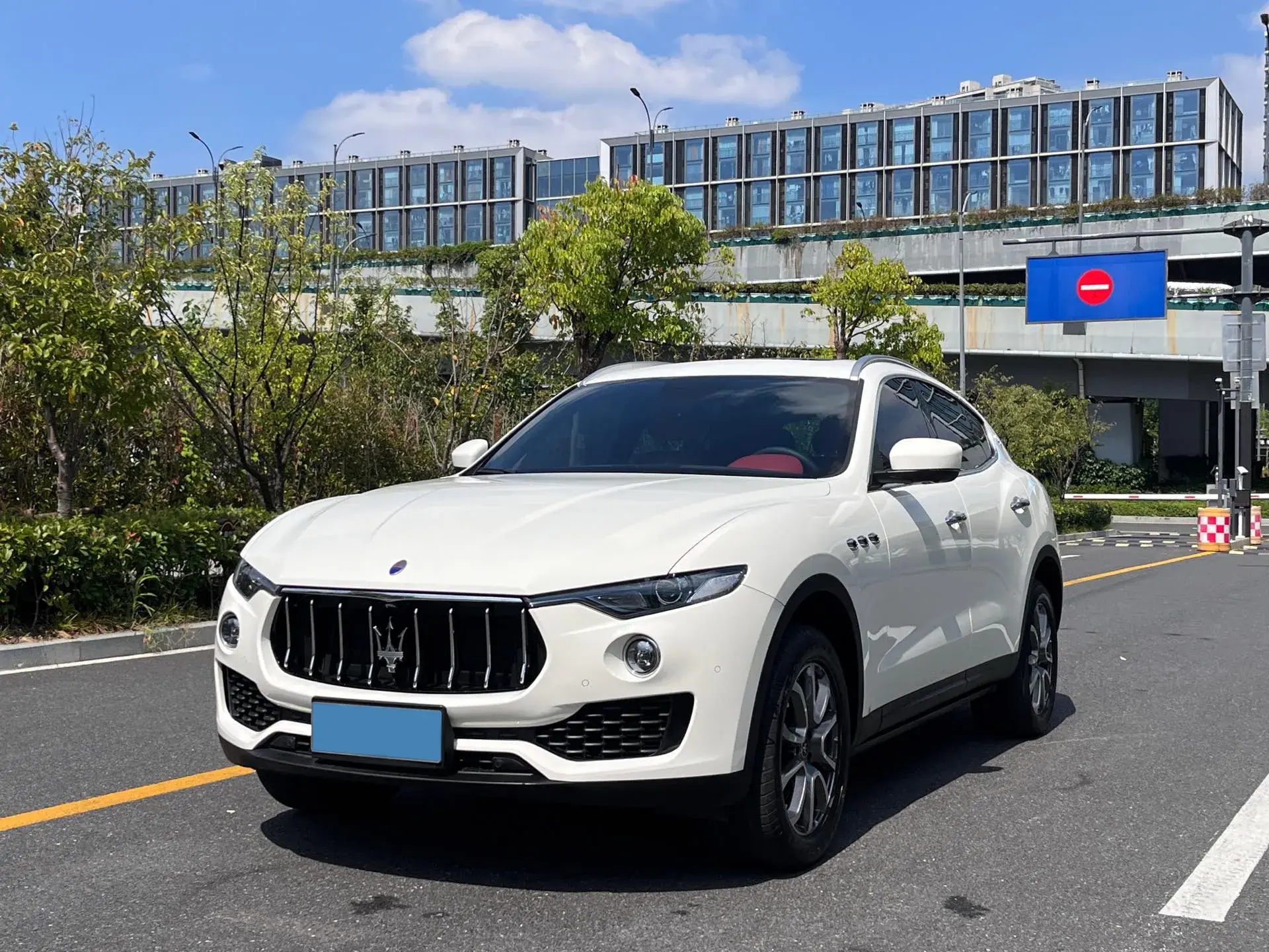 2021 MASERATI LEVANTE view 1