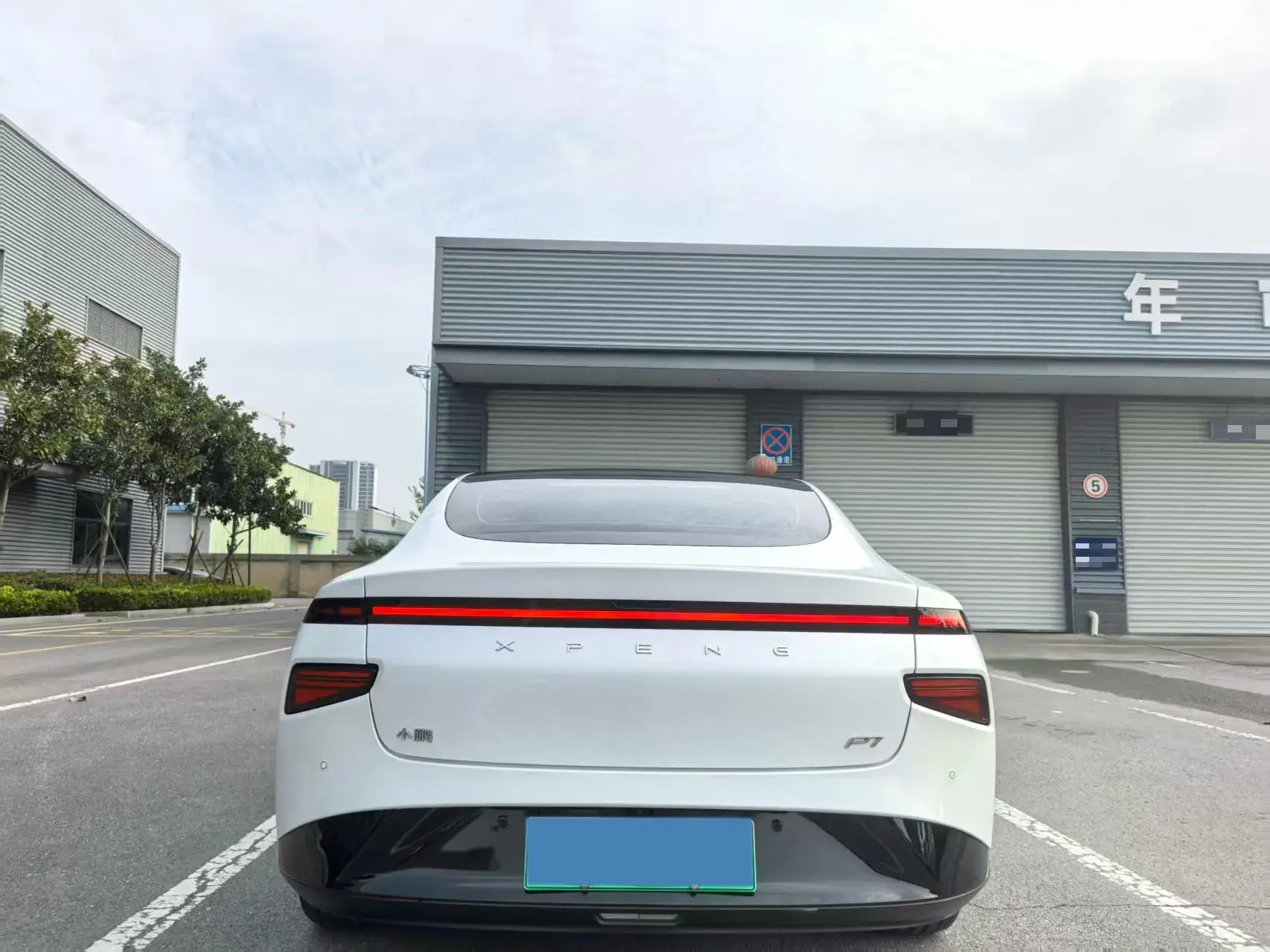 2022 XPENG P7 thumbnail 4