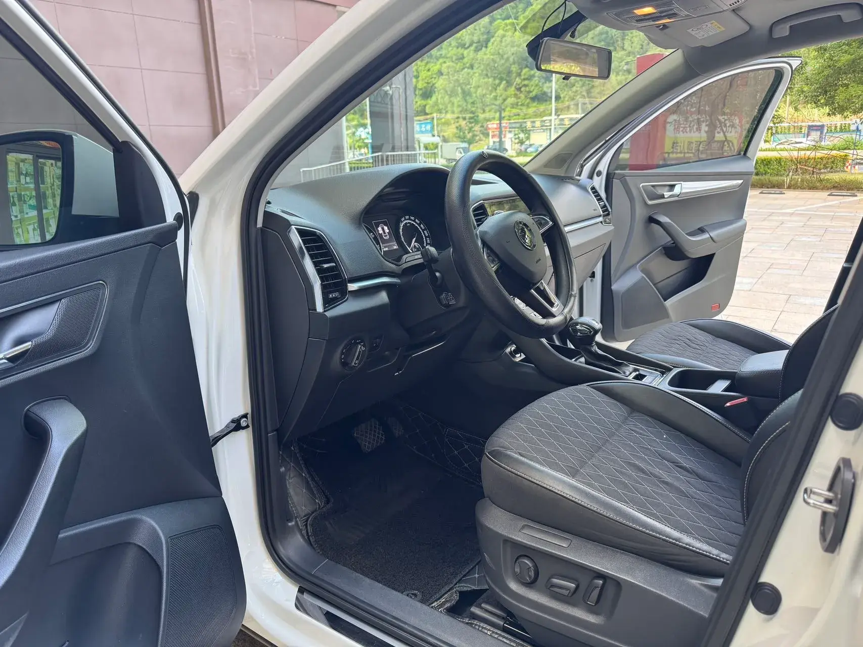 2019 SKODA KAROQ thumbnail 3