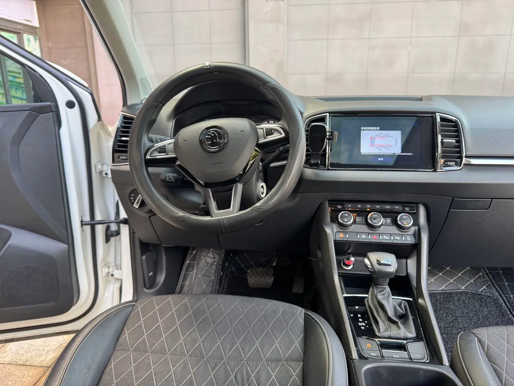 2019 SKODA KAROQ thumbnail 4