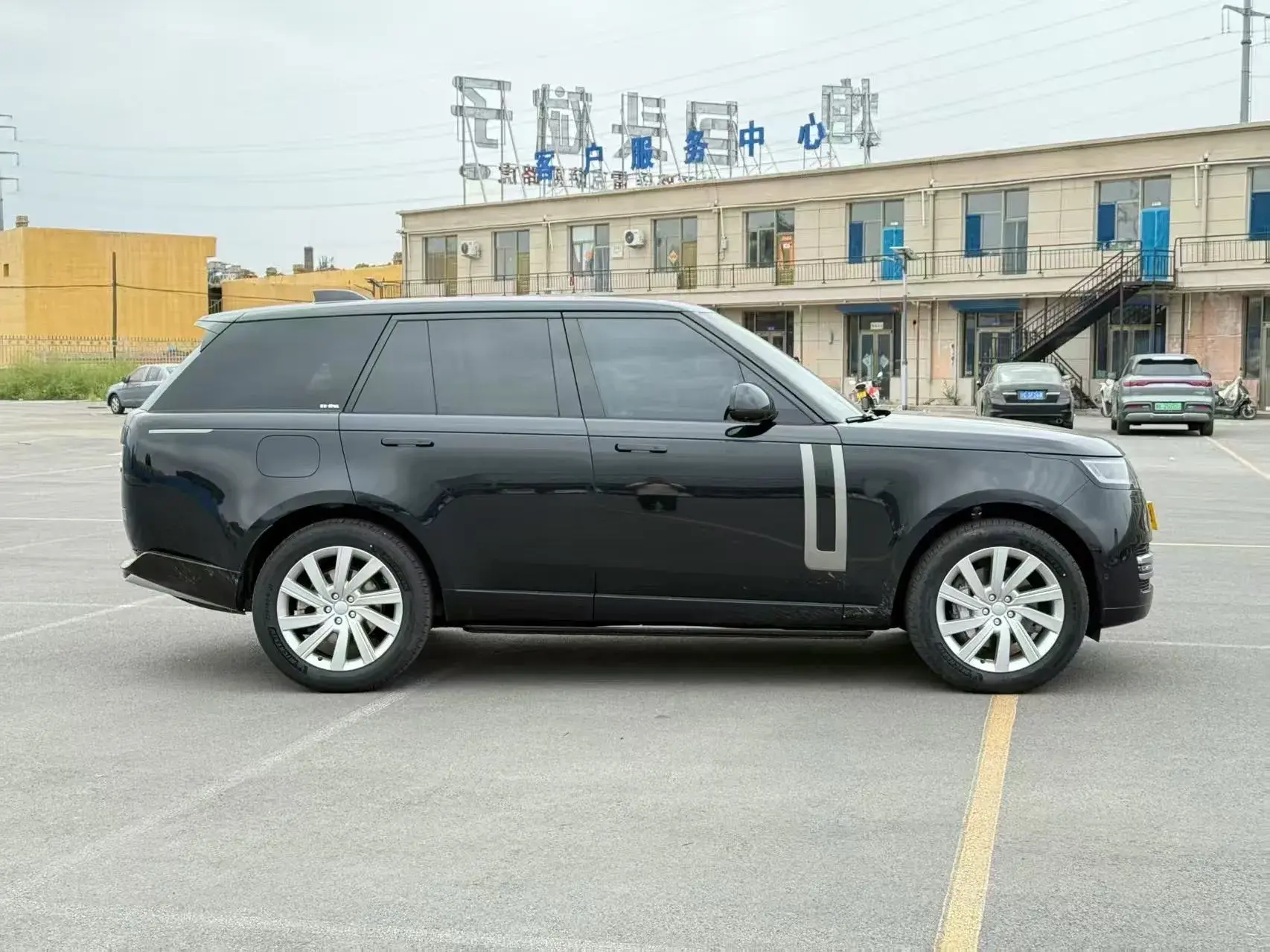 2023 LAND ROVER thumbnail 3