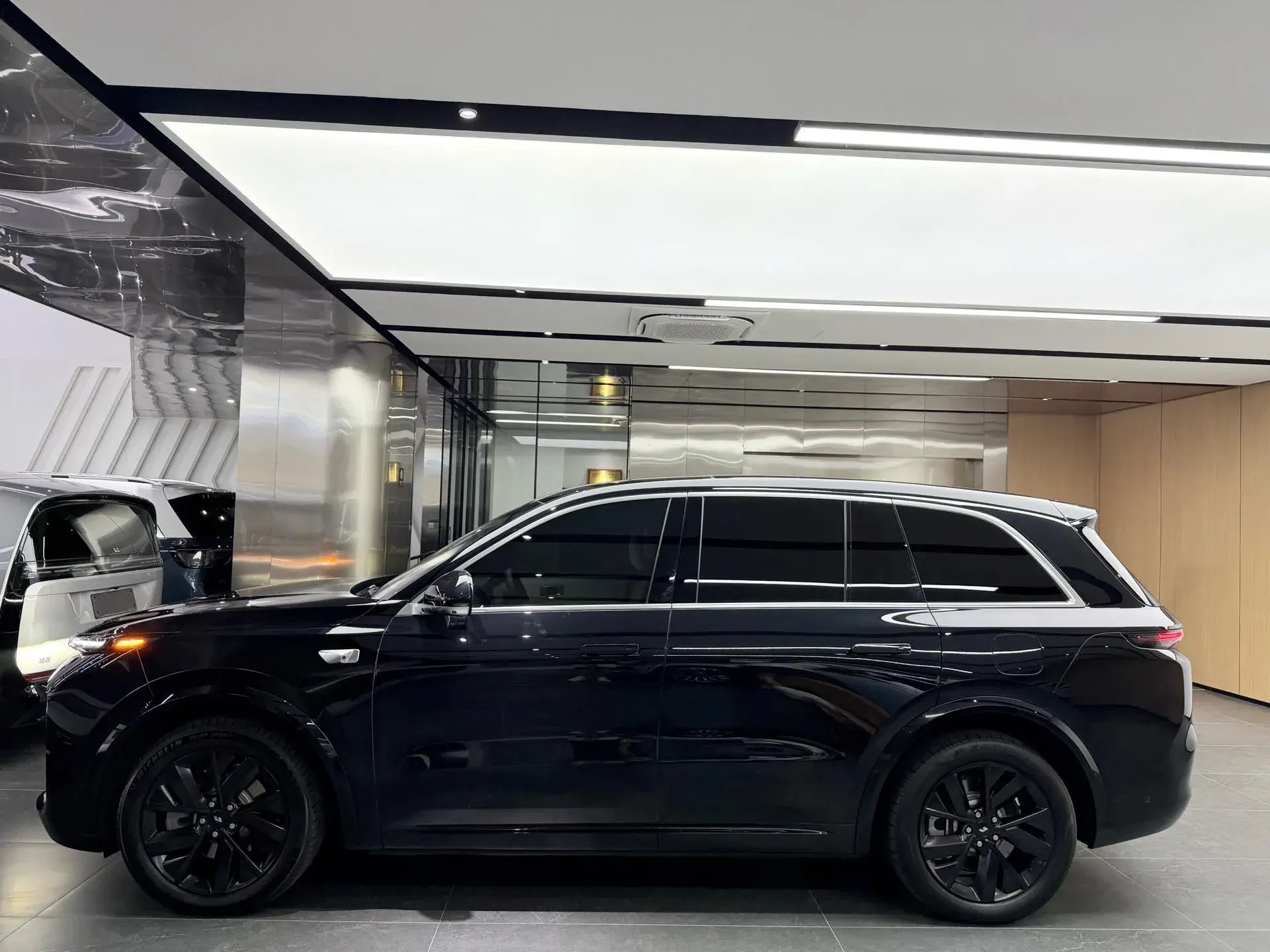 2023 LI L8 thumbnail 3