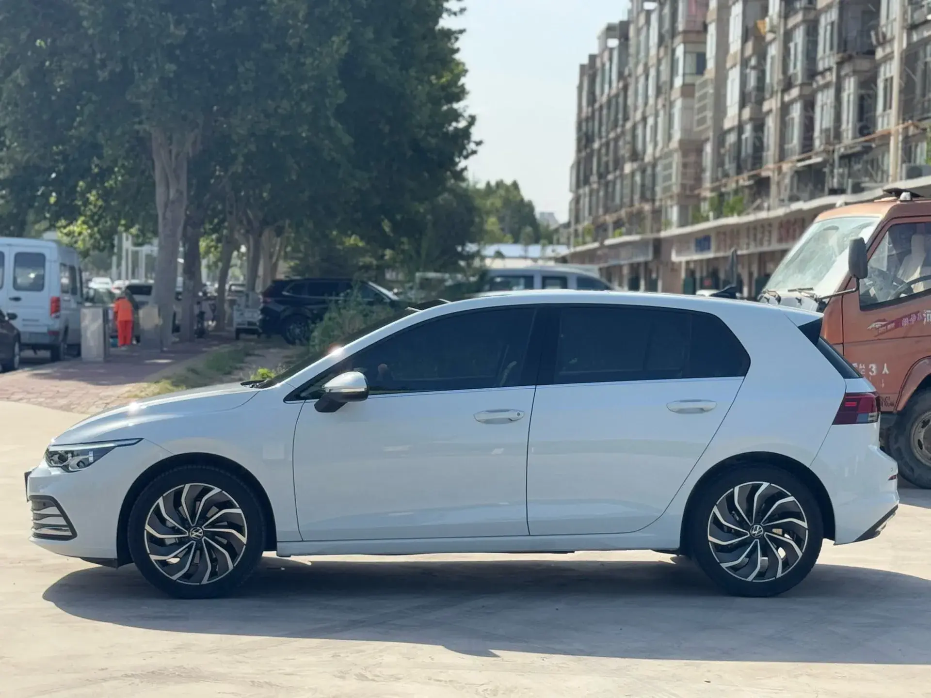 2023 VOLKSWAGEN GOLF thumbnail 4