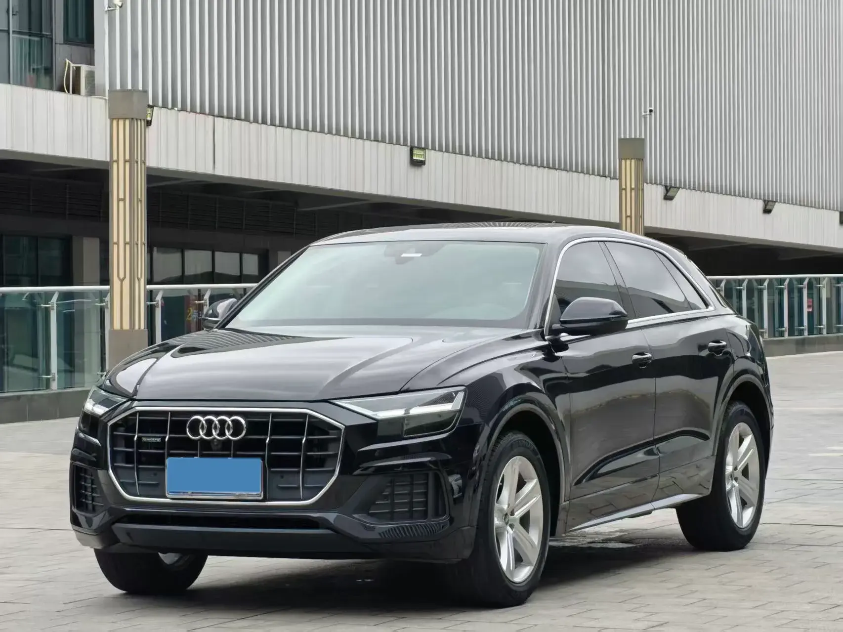 2021 AUDI Q8 view 1