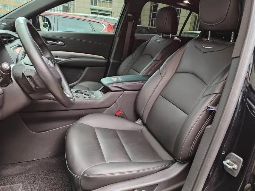 2021 CADILLAC XT4 thumbnail 4