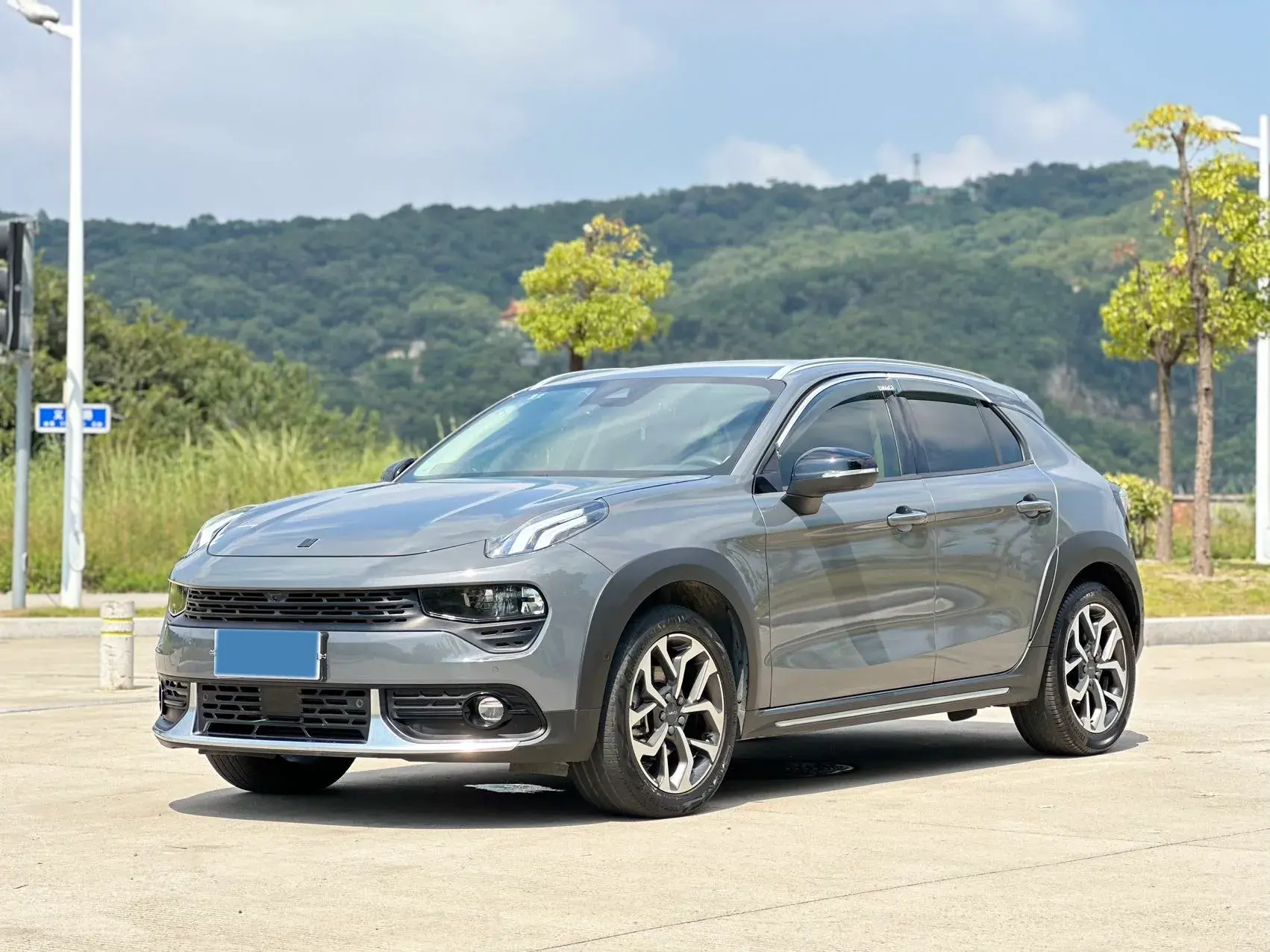 2018 LYNK&CO 02 view 1