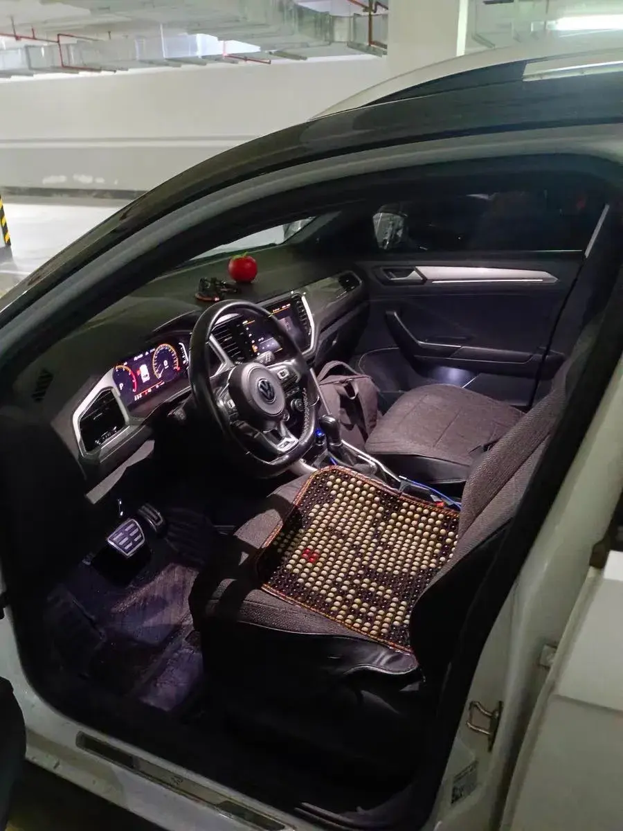 2021 VOLKSWAGEN T-ROC thumbnail 4