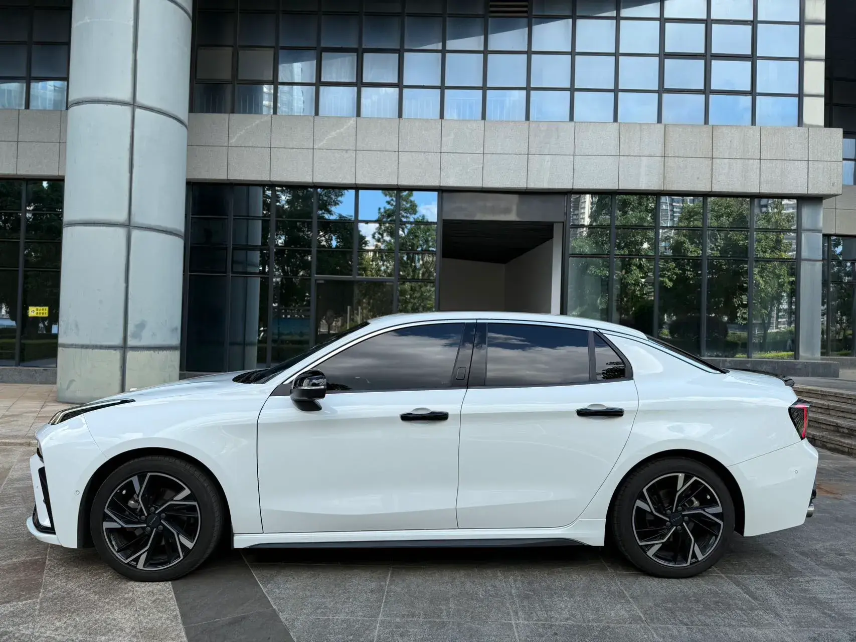 2023 LYNK&CO 03 thumbnail 2