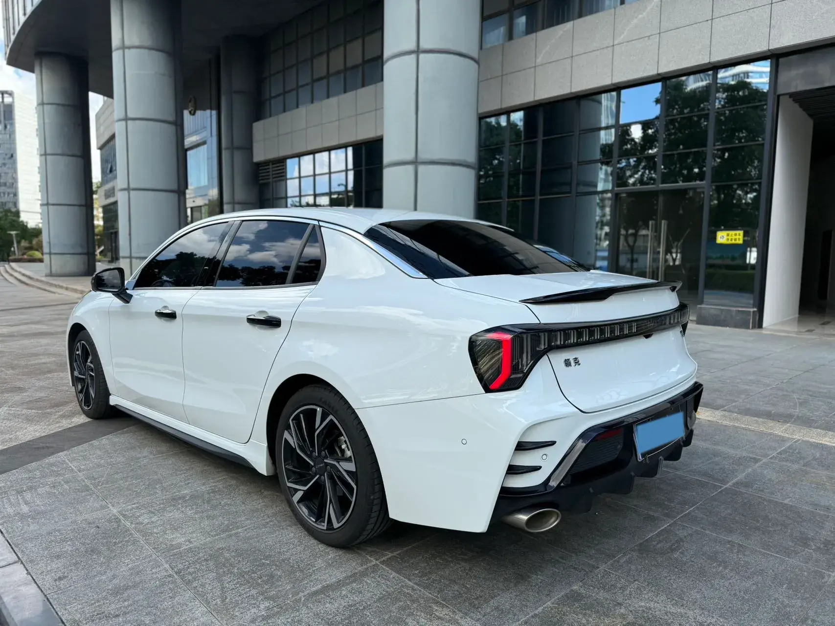 2023 LYNK&CO 03 thumbnail 3