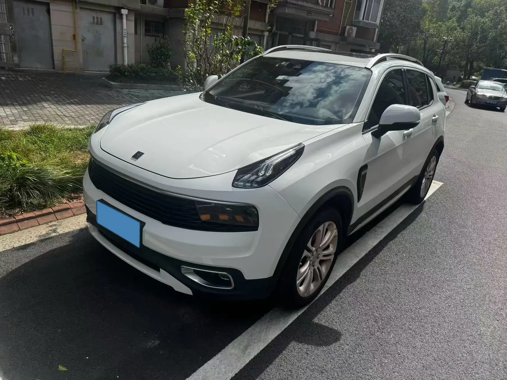2018 LYNK&CO 01 view 1