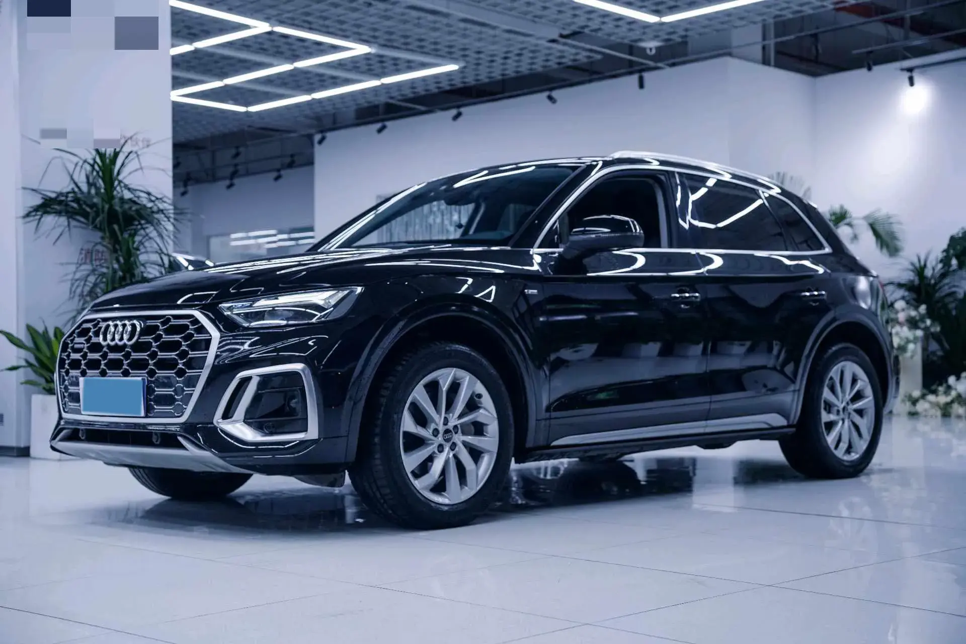2022 AUDI Q5L view 1