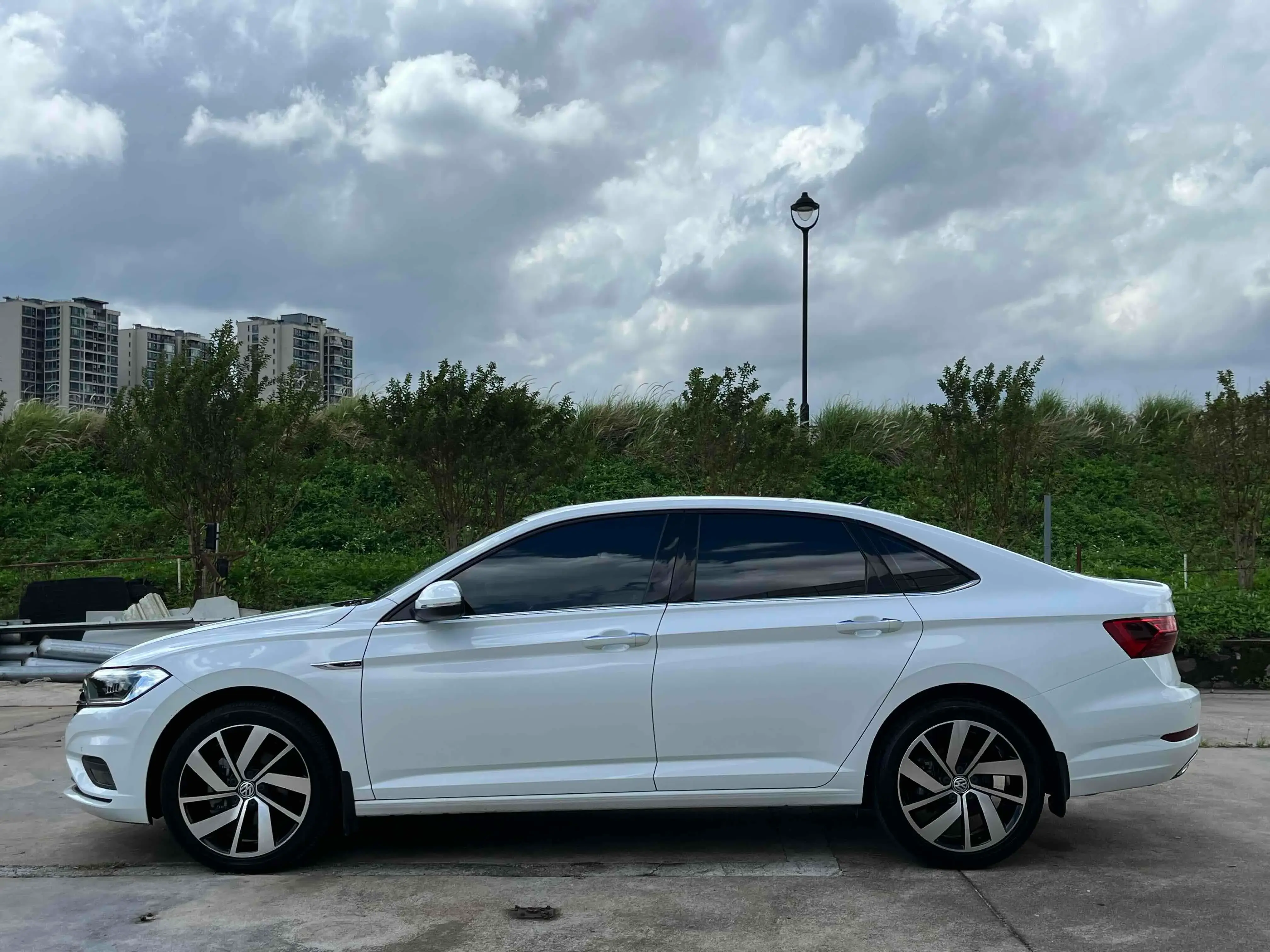 2021 VOLKSWAGEN SAGITAR thumbnail 3