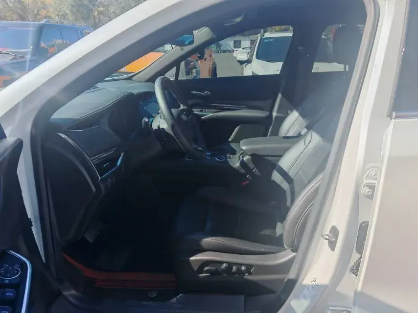 2021 CADILLAC XT4 thumbnail 4